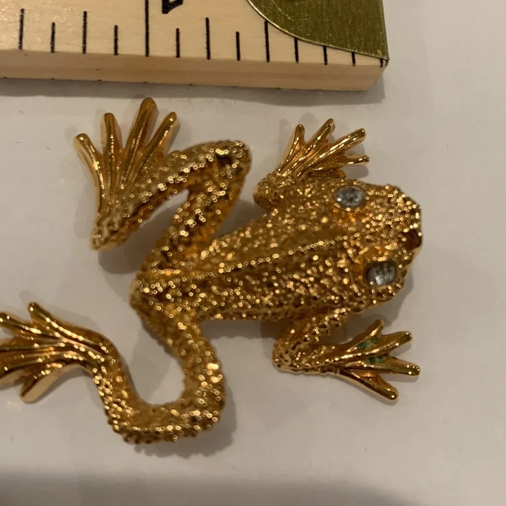 Lapel Pin of a Frog - Picture 4 of 5